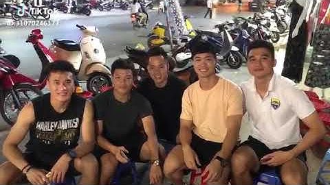 Bùi Tiến Dũng mời anh em bạn bè đi ăn