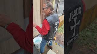 Download Lagu Ongelooflijk! Kijk eens wat ze om haar middel draagt! MP3