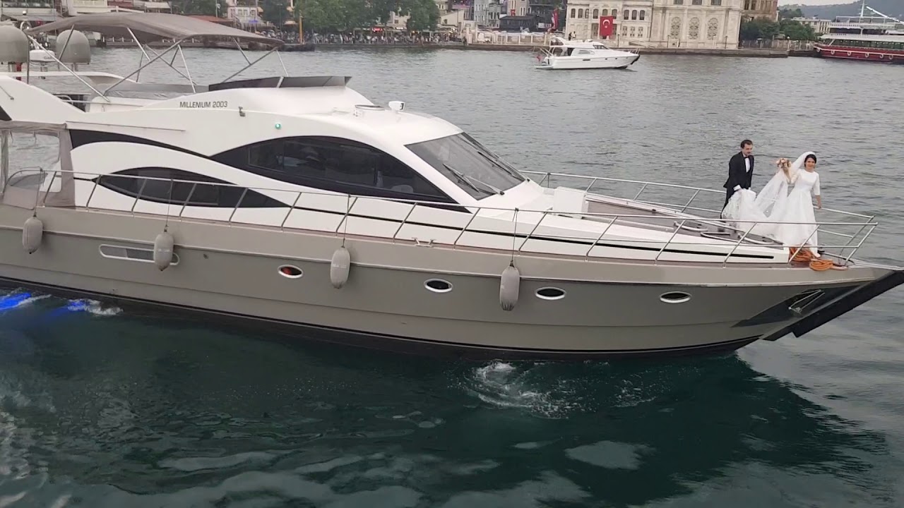 Teknede düğün organizasyonunda çiftimizi yatla tekneye geçiş seremonisi