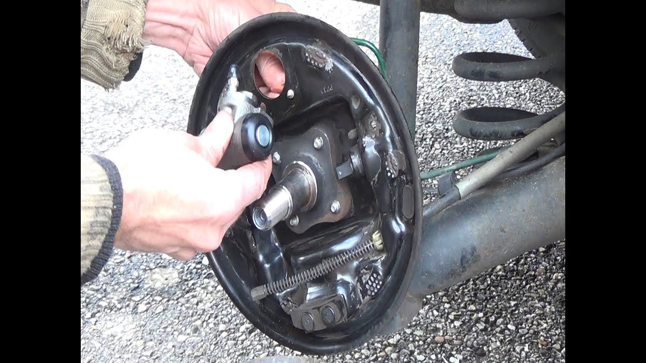 Cambio de las zapatas & cilindros de rueda de frenos de tambor traseras con  un kit premontado - YouTube