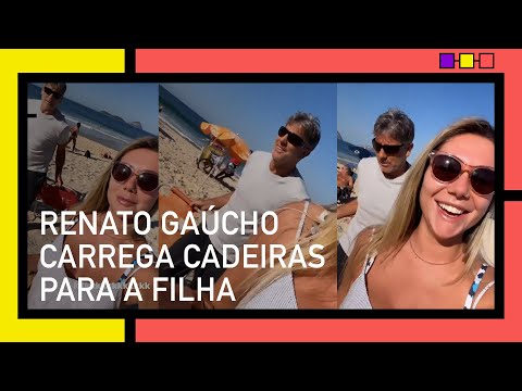 Renato Gaúcho carrega cadeiras de praia para a filha, Carol Portaluppi