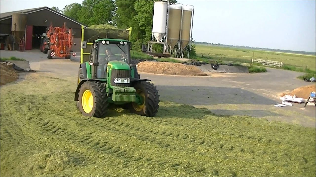 Gras inkuilen van de eerste snee bij melkveebedrijf Heida