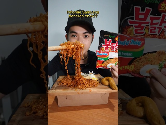 Makan indomie samyang class=