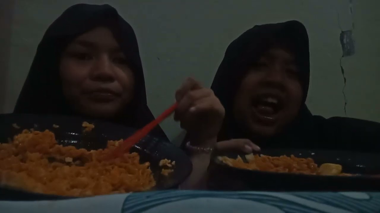 Verin bernis makan mie pedas