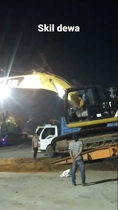 Sikok bagi duo//Eksavator turun dari kapal
