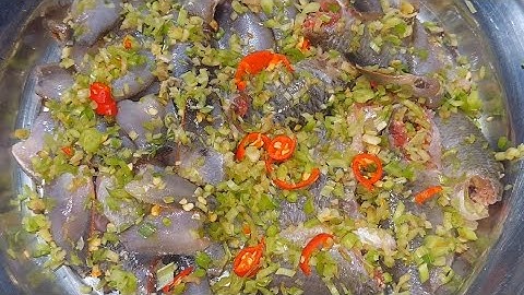 Muối cá đừng cho muối trực tiếp vào để muối làm cách này cá thấm điều ngon hơn