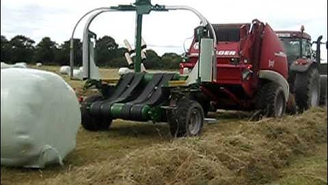 Case MX 135 & Welger RP 435 & inline McHale HS 2000 wrapper