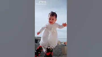 بنت ترقص على اغنية حيل حلوة 