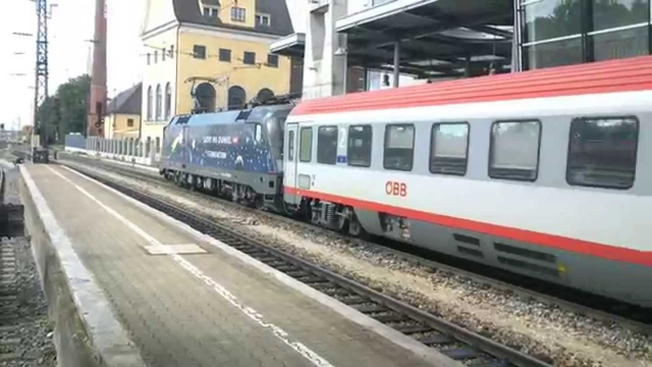 Werbelok Br 1116 126 (Licht ins Dunkle) und 1016 022 in Sandwich-Traktion in Augsburg