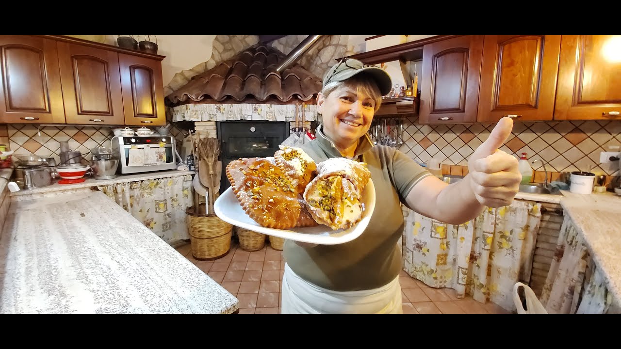 Con un solo impasto puoi fare  cassatelle,  e cannoli  siciliani ripiene di ricotta e cioccolato.