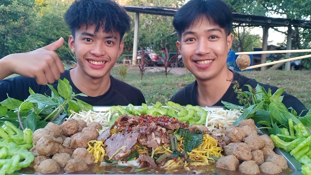 ก๋วยเตี๋ยวเนื้อเปื่อยลูกชิ้นเอ็น มากินด้วยกันนะครับ.