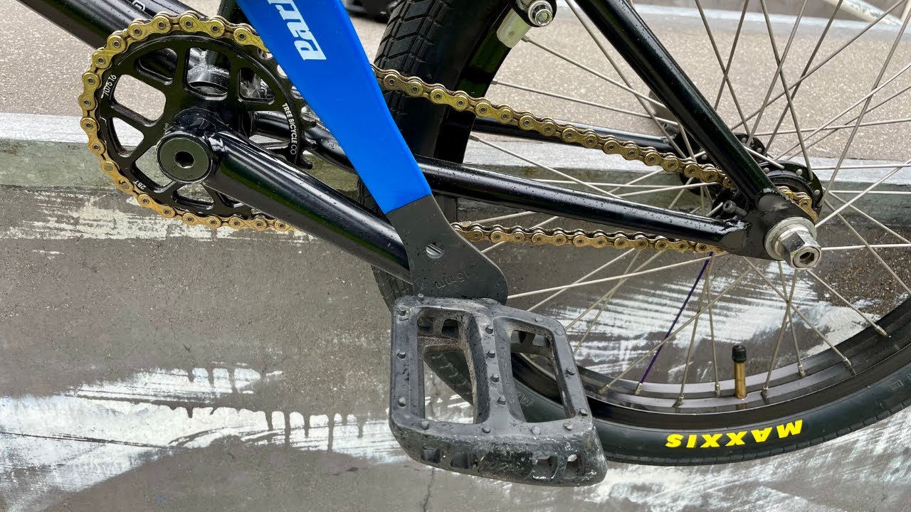 How to change pedals on a BMX bike - YouTube