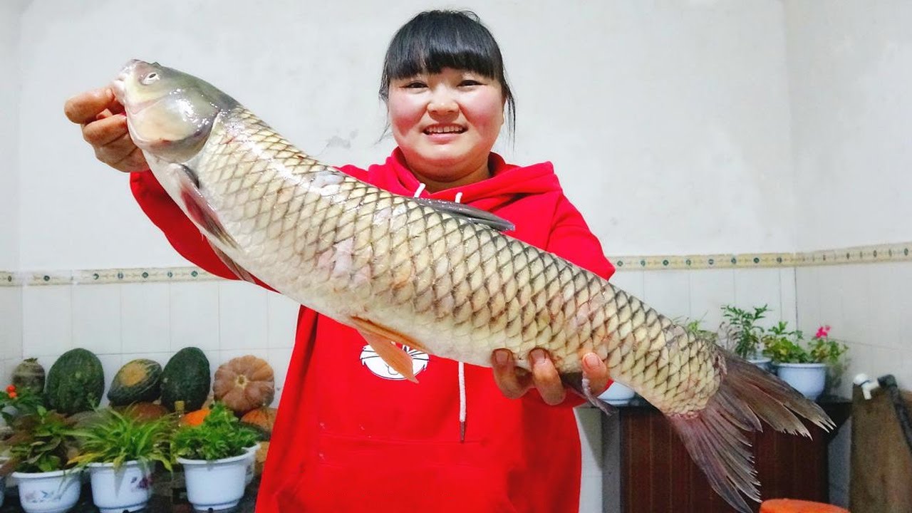 Рыба 3,5 кг, превращенная в «острую рыбу», сначала жареная, а затем тушеная.