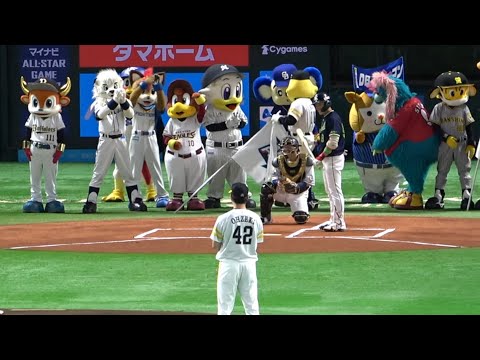 オールスター第1戦始球式！恒例のアレをやろうとするドアラを見張るハリー（笑） (2022/07/26)