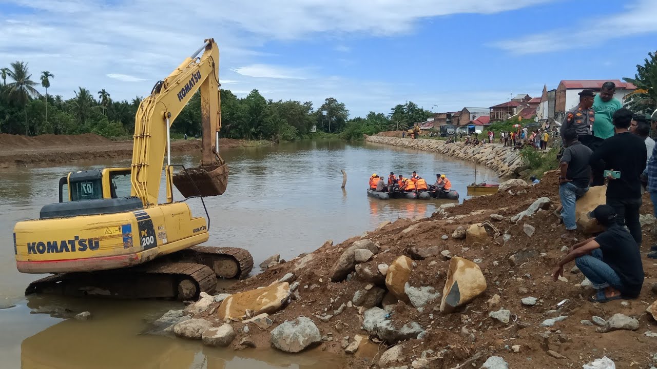 ALAT BERAT DIKERAHKAN UNTUK MENCARI ADEK ANGGA DI TKP 1