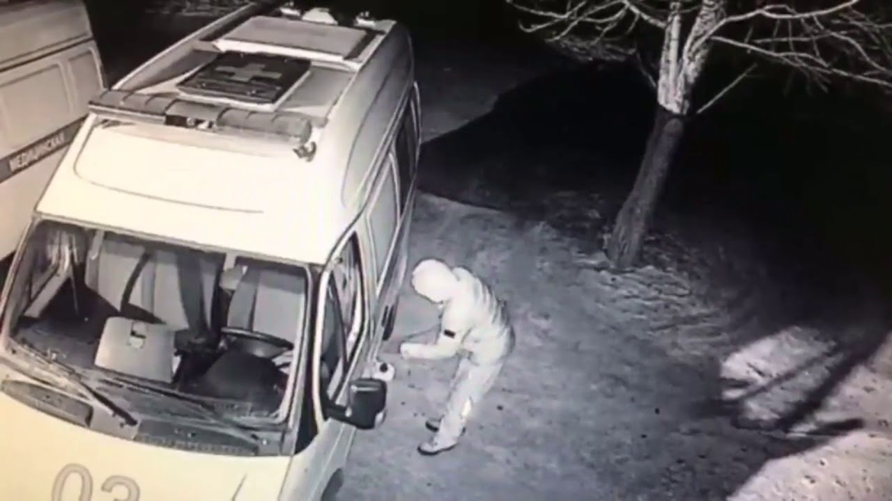 Сливают бензин с машин скорой помощи - YouTube