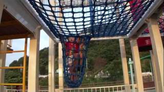 せんももアスレチックで遊ぶ１ ネット SenMomo on playground rope climb