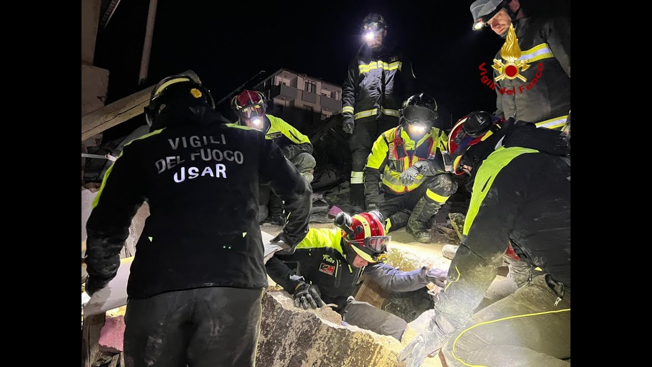 TERREMOTO TURCHIA, VIGILI DEL FUOCO AL LAVORO