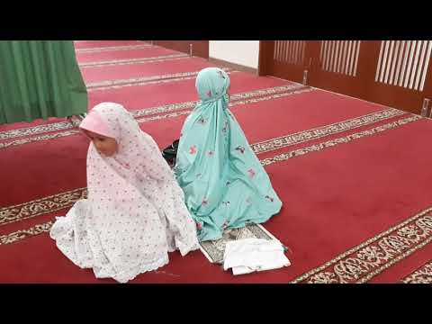 Praktek Sholat Untuk Anak Kecil Perempuan JALAN MENUJU BAITULLOH by adjie nung 2 November 2019