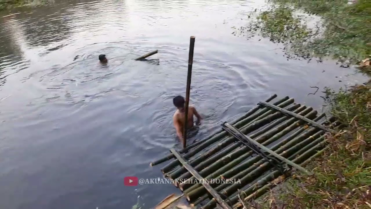 SERU..!!Sensasi Naik Perahu Rakit Bambu,Mandi Di Sungai - YouTube