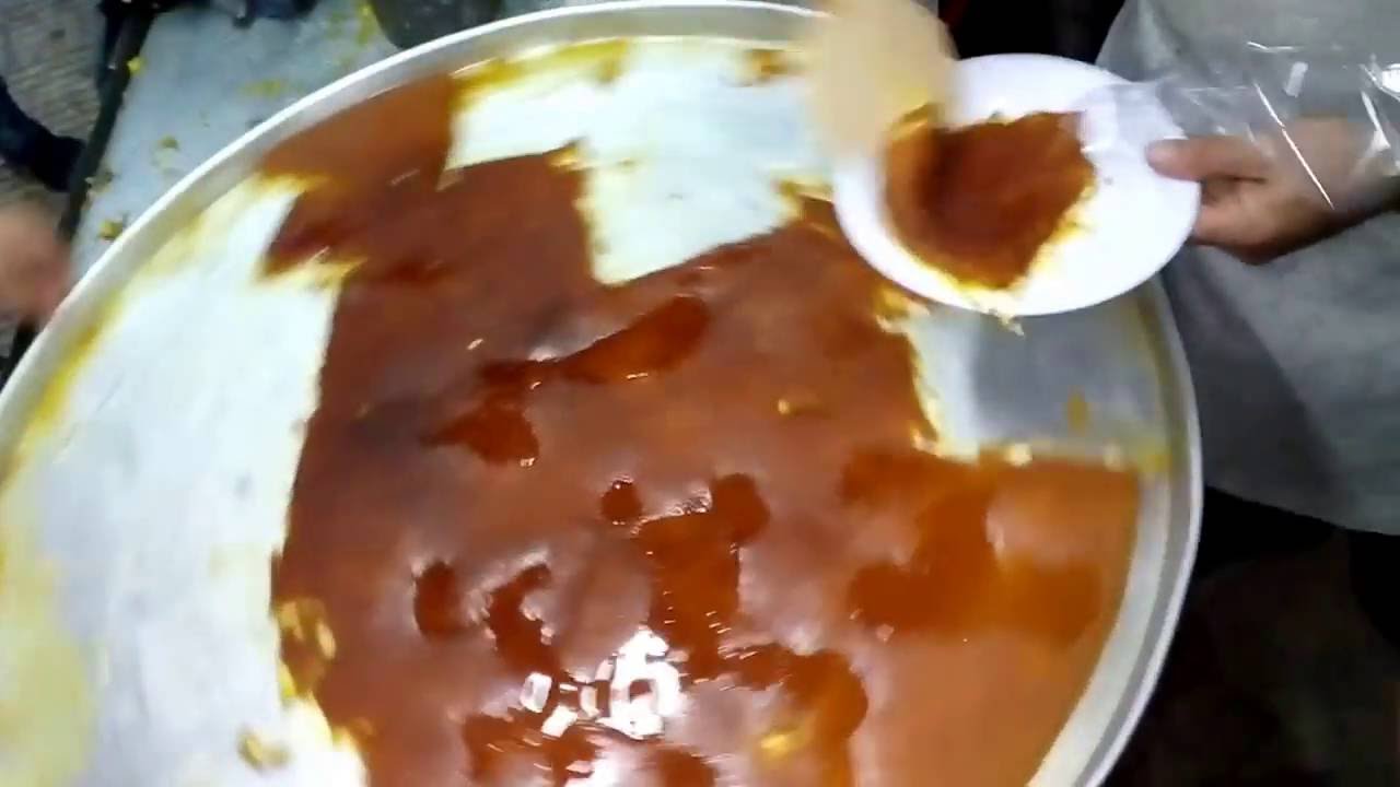 الاقبال علي الكنافة النابلسية تصوير صلاح جبور