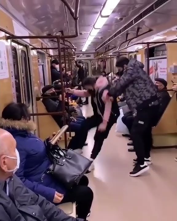 Bakı metrosunda gənclərin elədiyi zarafat