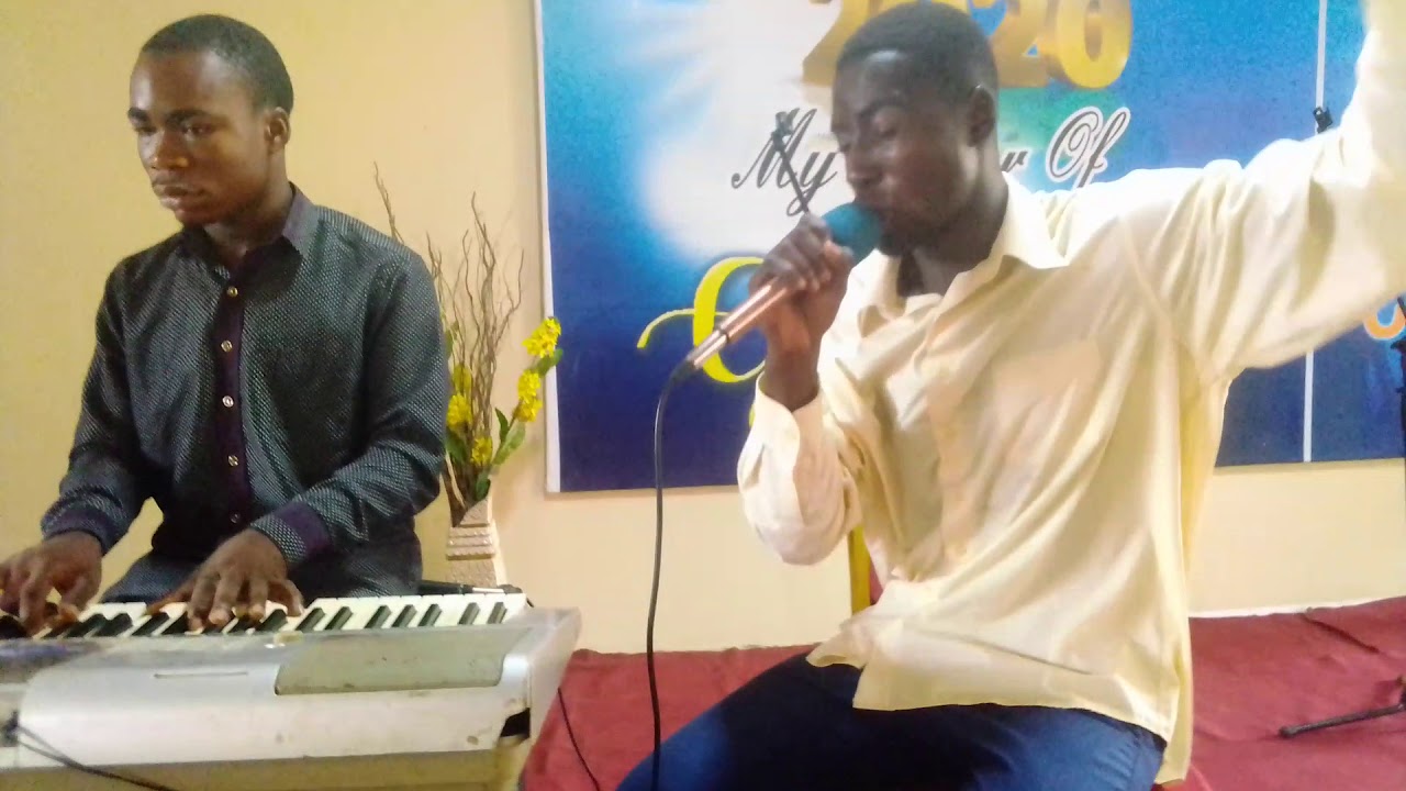 Osei tutu shs boy sings fantastic and powerful - YouTube