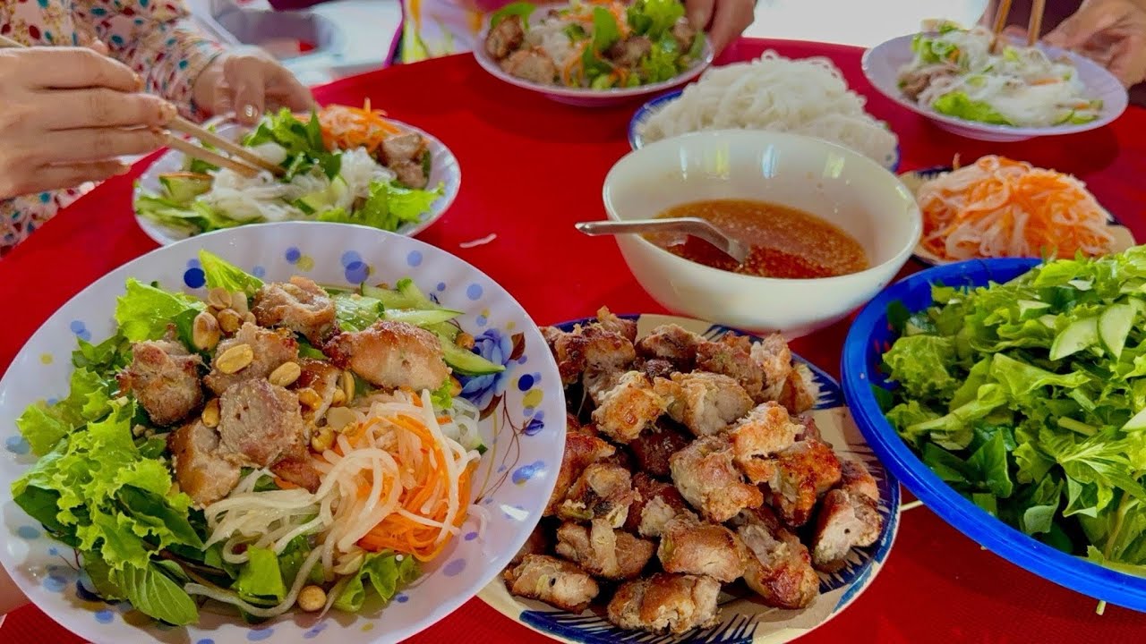 Quán Ăn Sáng Miền Quê Lại Nhộn Nhịp Với Món Bún Thịt Nướng Thơm Ngon •HRUM |#133