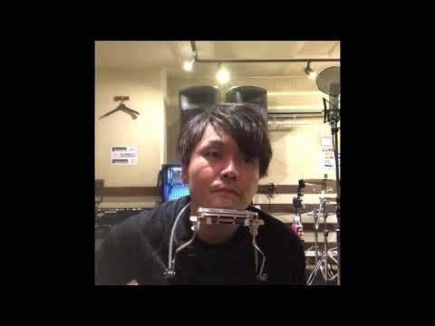 森山直太朗さん「どこもかしこも駐車場」を弾き語り。