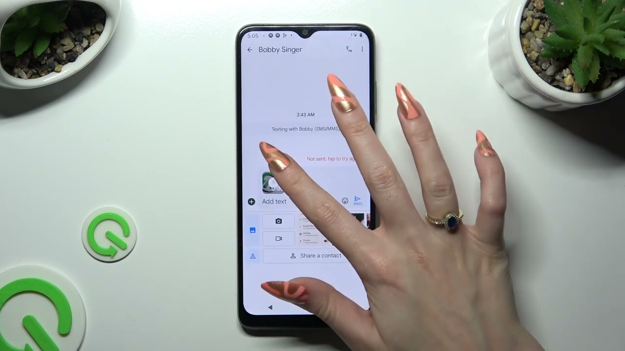 Как добавить аудио- или видеофайлы в текстовое сообщение MOTOROLA Moto E22i?