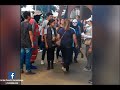 A correazos, mamá sacó de una protesta estudiantil a su hijo en Bucaramanga | Noticias Caracol