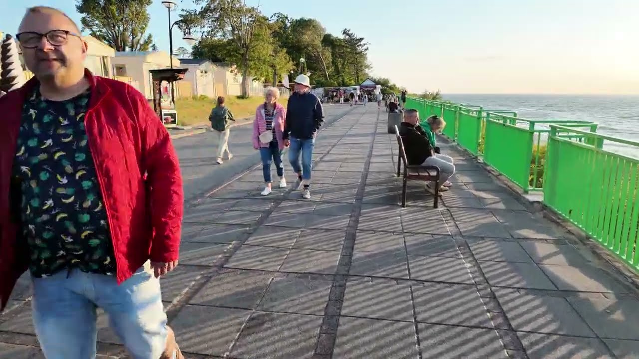 Ten widok Cię zaskoczy – Rewal od klifów po deptak! Lato 2025 [4K]