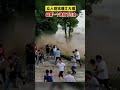 10月10日浙江杭州，游客近距离观潮被打得“七零八落”，抱着大树都不能幸免