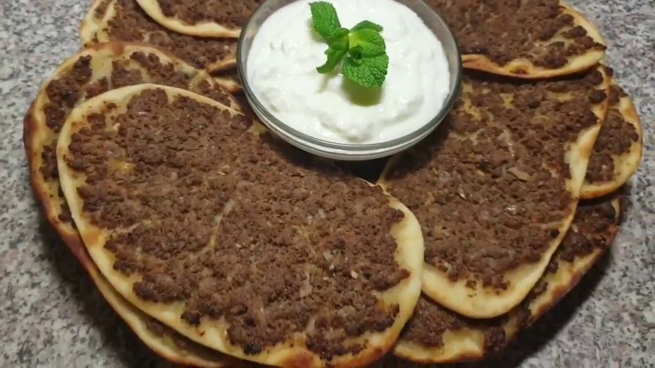 Arabische Essen, sfiha. Hackfleisch mit Teig/صفيحه ،لحم بعجين - YouTube