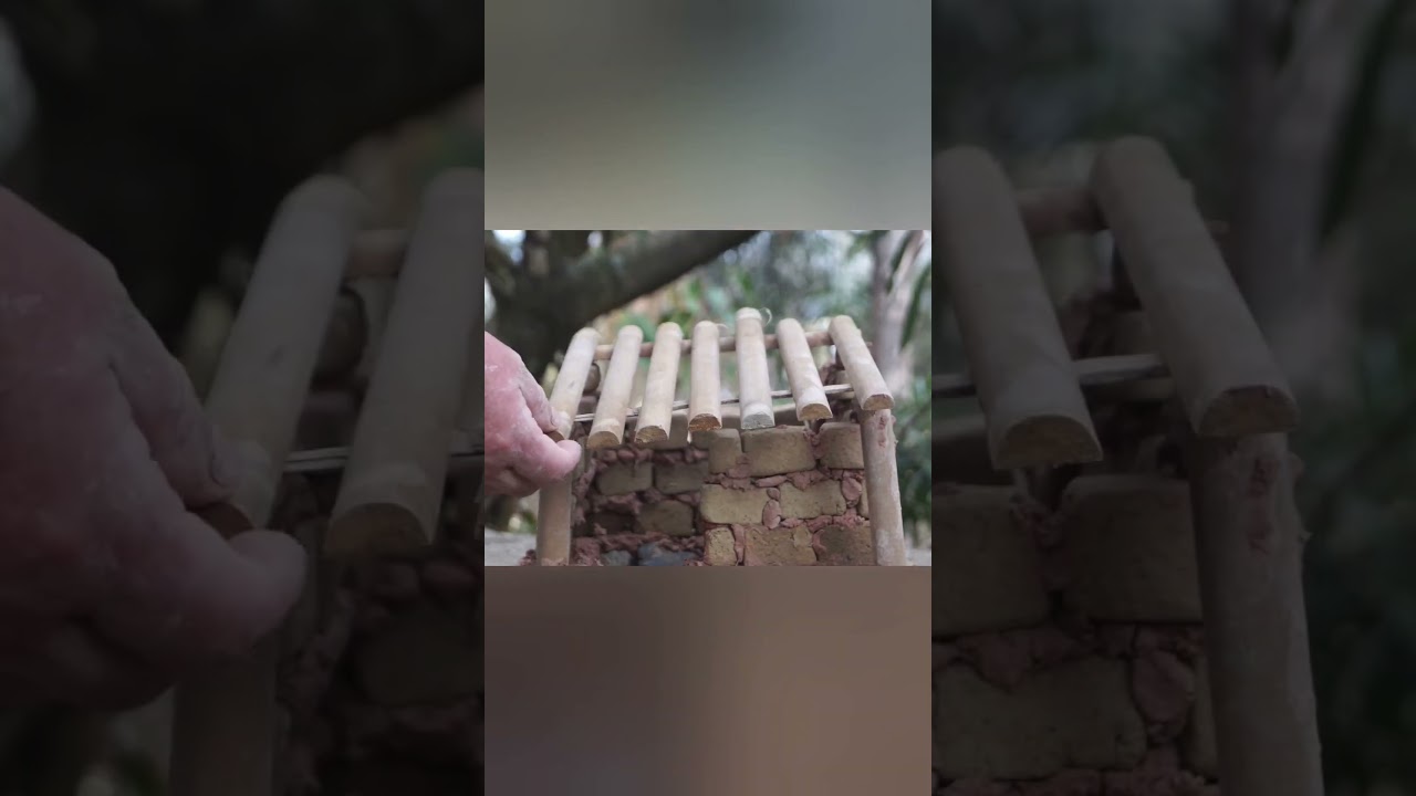 Строительство дома из глины и дерева в лесу под сильным дождем