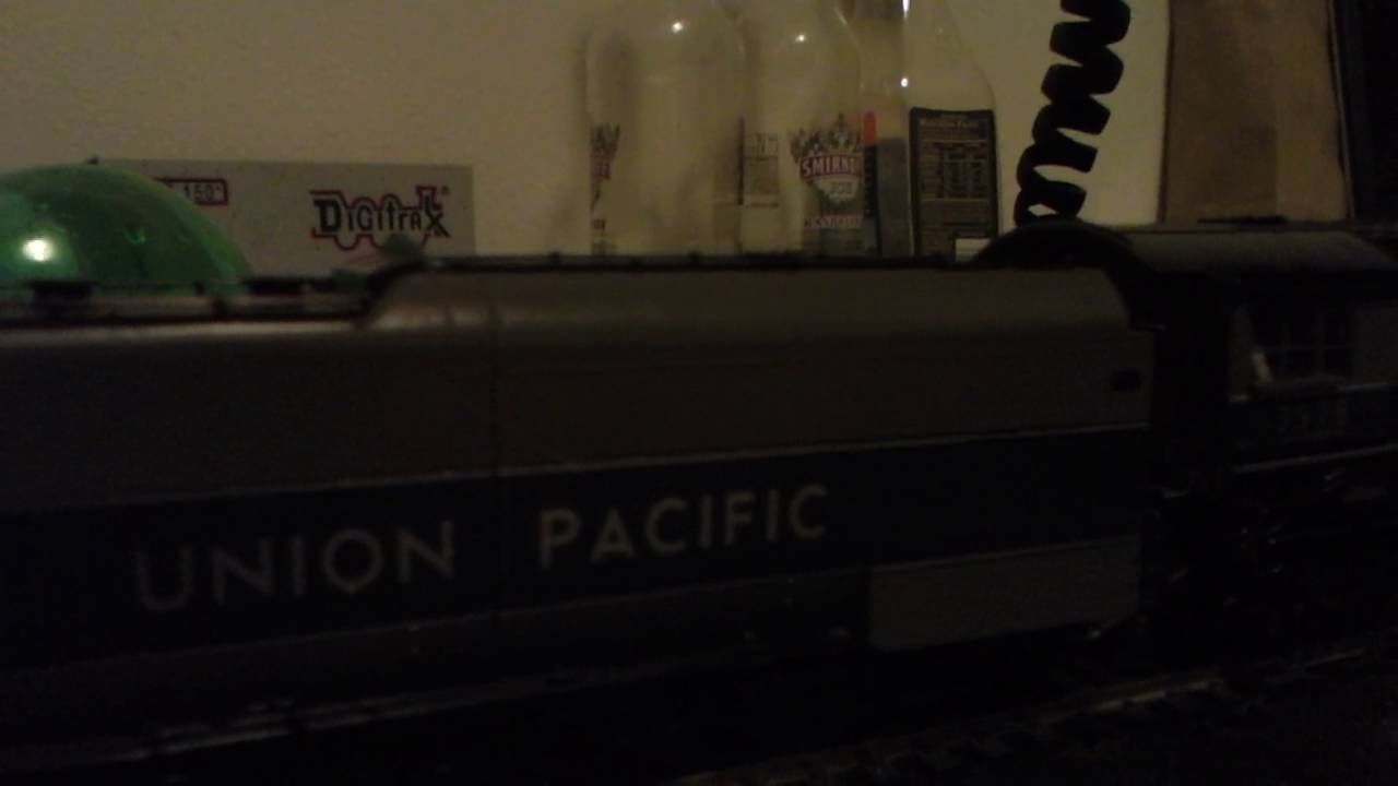 Ho Mth challenger #3987 econami soundtraxx decoder - YouTube