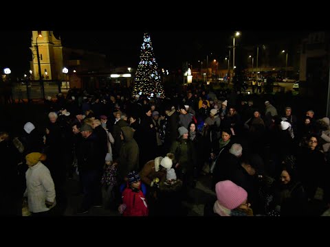 KISKUNMAJSA: FELLOBBANT AZ ELSŐ GYERTYA LÁNGJA AZ ADVENTI KOSZORÚN