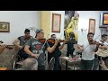 Compartiendo en casa con el mariachi real de México de Alejandro Fernández tocando el cascabel