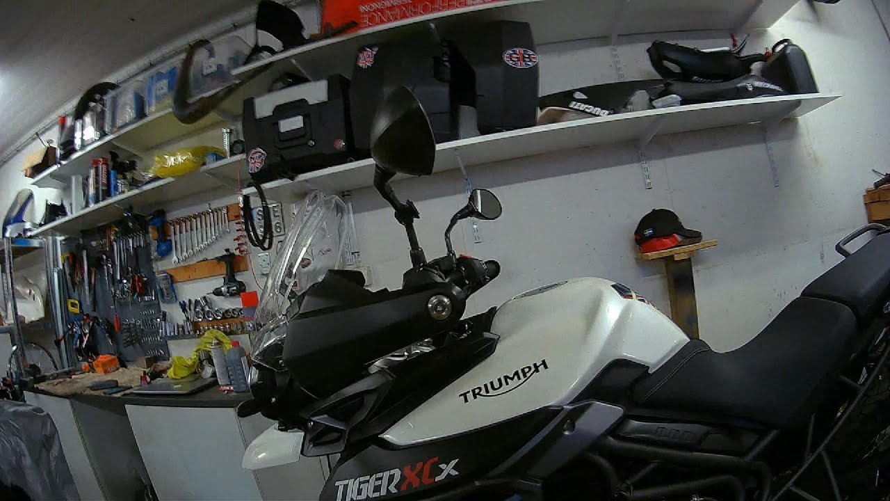 Triumph Tiger 800 XCx tank removal