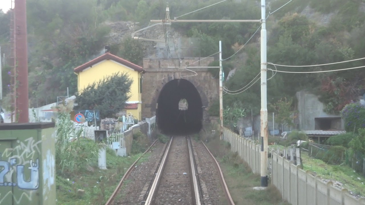 22/10/2017 Ferrovia da Alassio ad Albenga in coda ad un intercity.