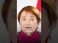 في عمر الـ 84، تامارا موسكفينا، بطلة الاتحاد السوفيتي 6 مرات، تدهشنا بعرض تزلج على الجليد .