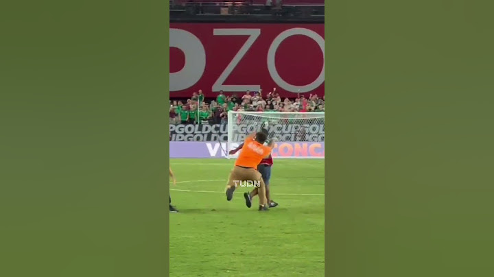 Espontáneos INVADEN la cancha! 😳🥺 Jugadores los defienden #shorts #viral