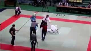 Arbitro di karate impazzisce ed atterra entrambi i rivali screenshot 2