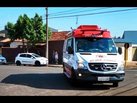 Mulher colide carro em poste no Jardim Martinez