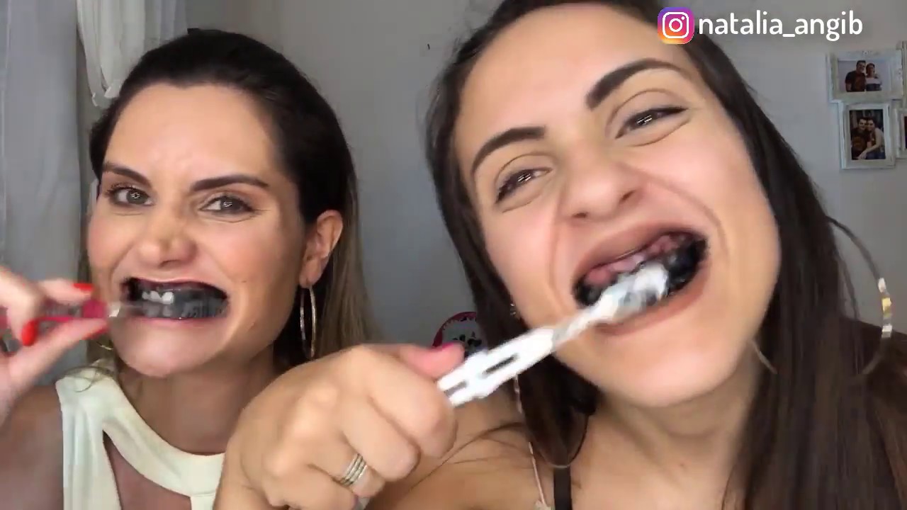 Clareamento dental caseiro com carvao