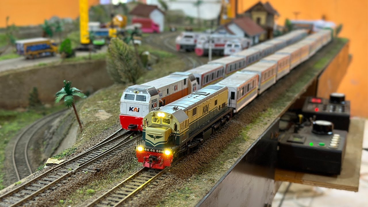 Kereta Api Gerbong Panjang Anjlok Keluar dari Rel Menabrak Kerikil - Mainan Kereta Api Indonesia