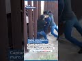 Un video viral mostró cómo presuntos coyotes cortan parte del muro fronterizo para cruzar migrante