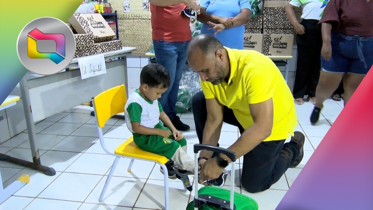 PREFEITO ENTREGA FARDAMENTO E MATERIAL DIDÁTICO A ALUNOS DE SOBRADINHO, SANTA EFIGÊNIA E JARDINS