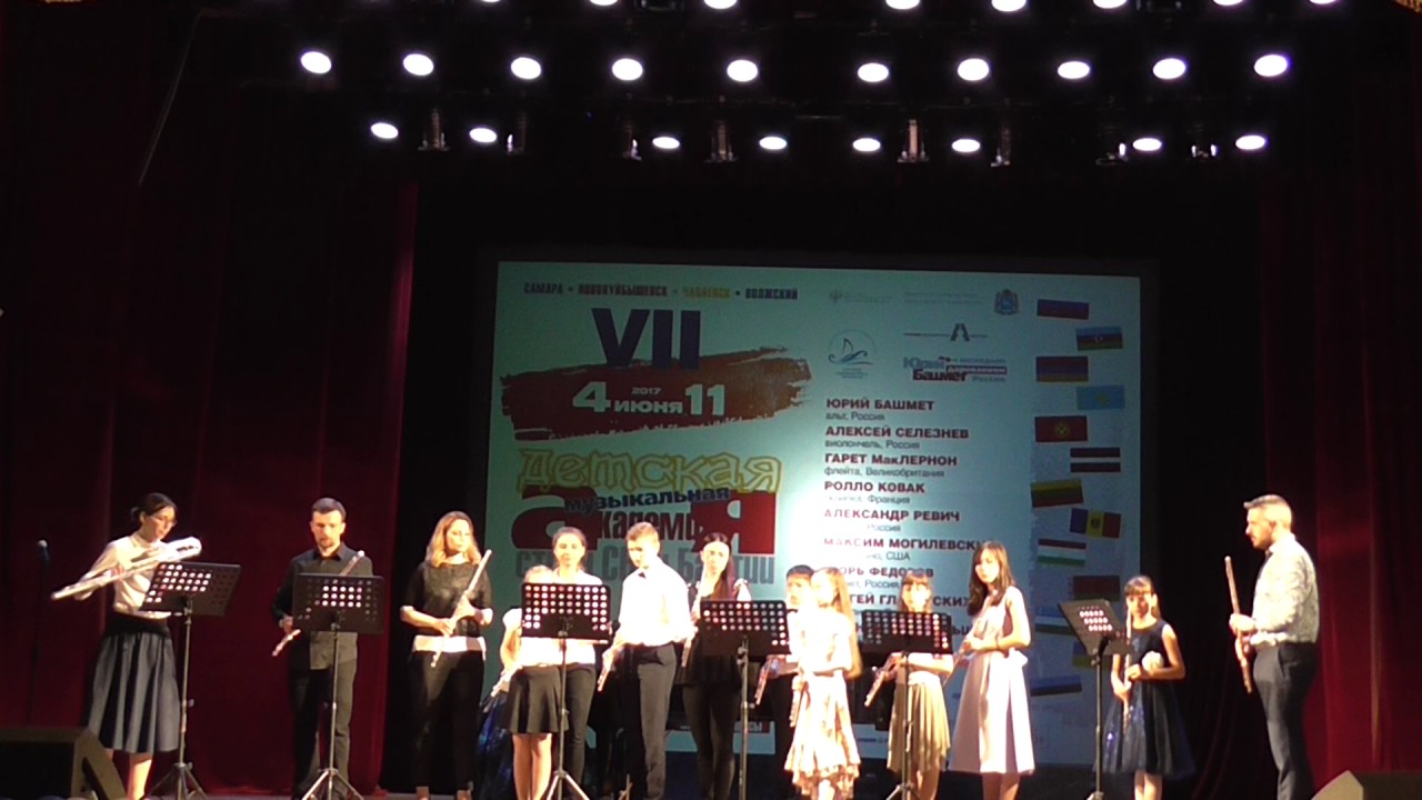 Ансамбль флейт под управлением Гарета Маклернона.