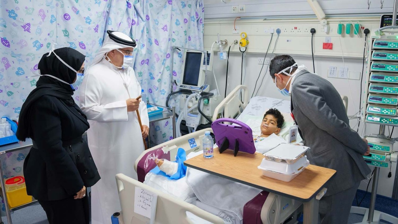 سمو ولي العهد رئيس مجلس الوزراء يطمئن على المصابين من أهالي سترة